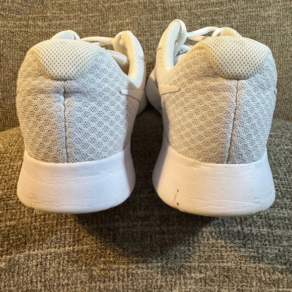 Nike Tanjun Women’s running sneaker in a white colorway Size 9 - Picture 9 of 11